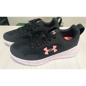 Women’s UA W Essential Show - Size 5 - NEW
